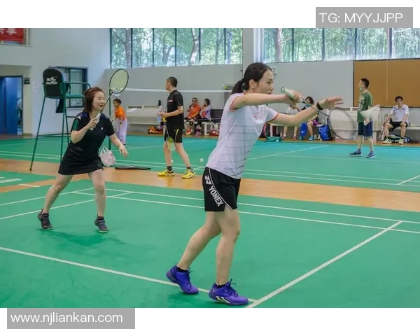 上海羽毛球队盯防策略解析与战术运用探讨