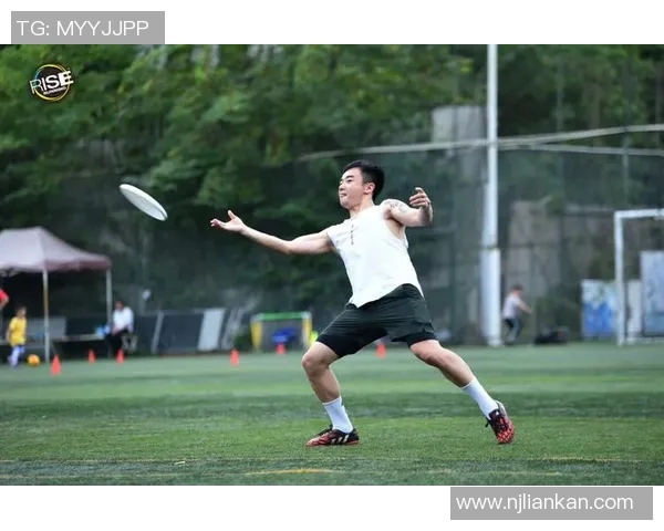 成都飞盘队的防反战术解析与实战应用探讨 成都飞盘队的防反战术解析与实战应用探讨